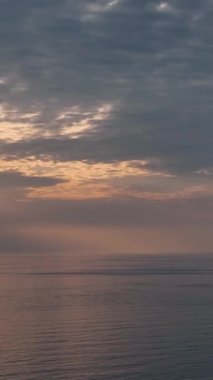 Akdeniz kıyısında yaz akşamları güneşin altında uçan sulu deniz günbatımı