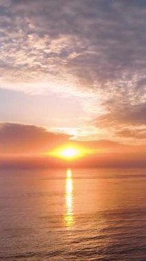 Akdeniz kıyısında yaz akşamları güneşin altında uçan sulu deniz günbatımı