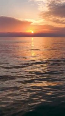 Akdeniz kıyısında yaz akşamları güneşin altında uçan sulu deniz günbatımı