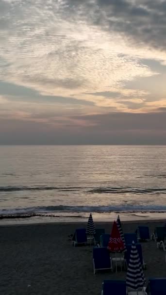 Sappige Zee Zonsondergang Vliegen Zon Zomeravonden Aan Middellandse Zee Kust — Stockvideo