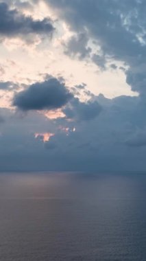 Bulutlu deniz günbatımı Güneşte uçuyor