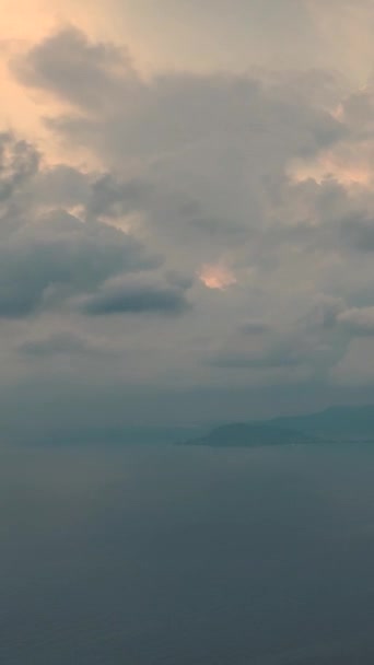 Bewölkt Meer Sonnenuntergang Fliegen Der Sonne — Stockvideo