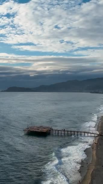 在海上休息 沿着码头的空中景观漫步 — 图库视频影像
