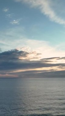 Bulutlu deniz günbatımı Güneşte uçuyor