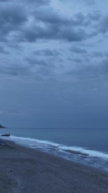 Bulutlu deniz günbatımı Güneşte uçuyor