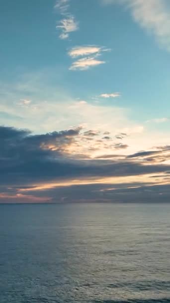 Bewölkt Meer Sonnenuntergang Fliegen Der Sonne — Stockvideo