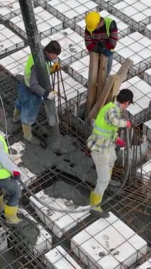 İnşaat alanlarında çalışmak, ön cephe işi, fayans yapımı, beton çatı