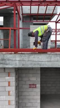 İnşaat alanlarında çalışmak, ön cephe işi, fayans yapımı, beton çatı