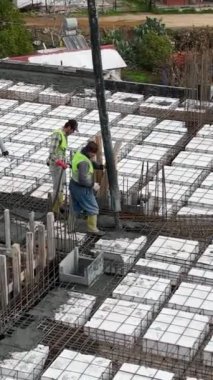 İnşaat alanlarında çalışmak, ön cephe işi, fayans yapımı, beton çatı