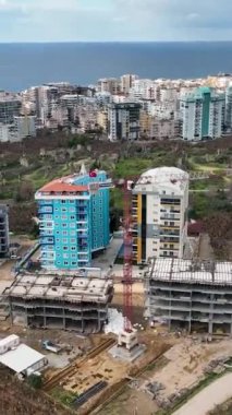 İnşaat alanlarında çalışmak, ön cephe işi, fayans yapımı, beton çatı