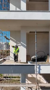 İnşaat alanlarında çalışmak, ön cephe işi, fayans yapımı, beton çatı