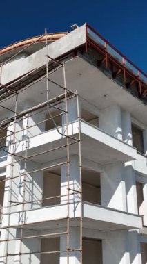 İnşaat alanlarında çalışmak, ön cephe işi, fayans yapımı, beton çatı
