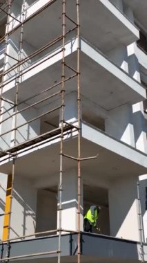 İnşaat alanlarında çalışmak, ön cephe işi, fayans yapımı, beton çatı