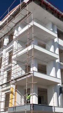 İnşaat alanlarında çalışmak, ön cephe işi, fayans yapımı, beton çatı