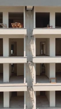 İnşaat alanlarında çalışmak, ön cephe işi, fayans yapımı, beton çatı