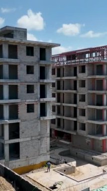 İnşaat alanlarında çalışmak, ön cephe işi, fayans yapımı, beton çatı