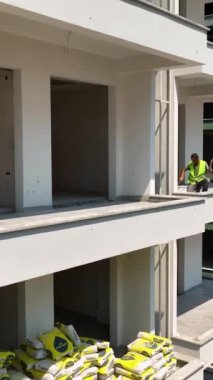 İnşaat alanlarında çalışmak, ön cephe işi, fayans yapımı, beton çatı