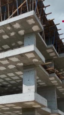İnşaat alanlarında çalışmak, ön cephe işi, fayans yapımı, beton çatı