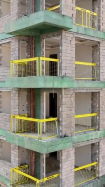 İnşaat alanlarında çalışmak, ön cephe işi, fayans yapımı, beton çatı