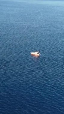 Denizin derinliklerinde balık tutmak. Doğal hava manzarası.