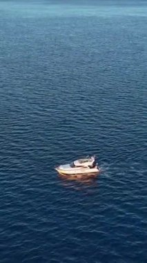 Denizin derinliklerinde balık tutmak. Doğal hava manzarası.