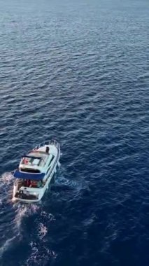 Denizin derinliklerinde balık tutmak. Doğal hava manzarası.