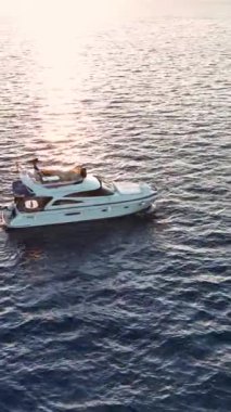 Denizin derinliklerinde balık tutmak. Doğal hava manzarası.