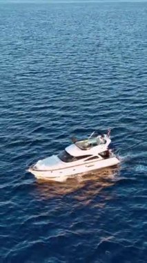 Denizin derinliklerinde balık tutmak. Doğal hava manzarası.