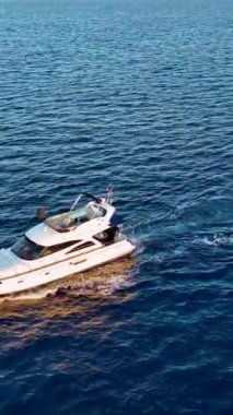 Denizin derinliklerinde balık tutmak. Doğal hava manzarası.