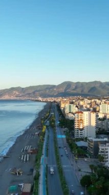 Denize yakın yollarda arabaların hareketi