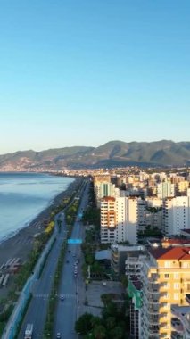 Denize yakın yollarda arabaların hareketi