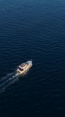 Denizin derinliklerinde balık tutmak. Doğal hava manzarası.