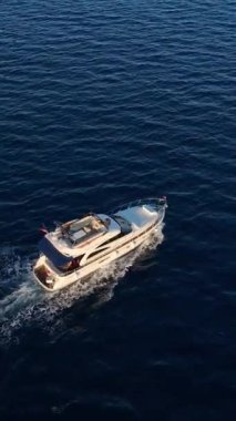 Denizin derinliklerinde balık tutmak. Doğal hava manzarası.