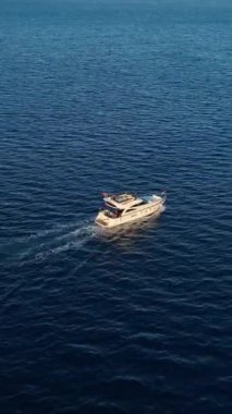 Denizin derinliklerinde balık tutmak. Doğal hava manzarası.