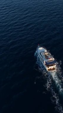 Denizin derinliklerinde balık tutmak. Doğal hava manzarası.