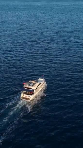 遠くの海の天然色の空の景色への海釣り — ストック動画