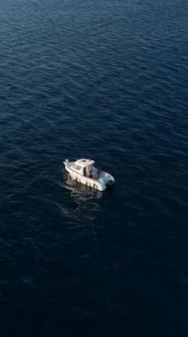 Denizin derinliklerinde balık tutmak. Doğal hava manzarası.
