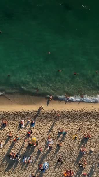 Persone Che Prendono Sole Sulla Spiaggia Vacanze Turchia Sul Mar — Video Stock