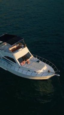 Denizin derinliklerinde balık tutmak. Doğal hava manzarası.