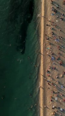 İnsanlar plajda güneşleniyor, Türkiye 'de tatiller Akdeniz' de.