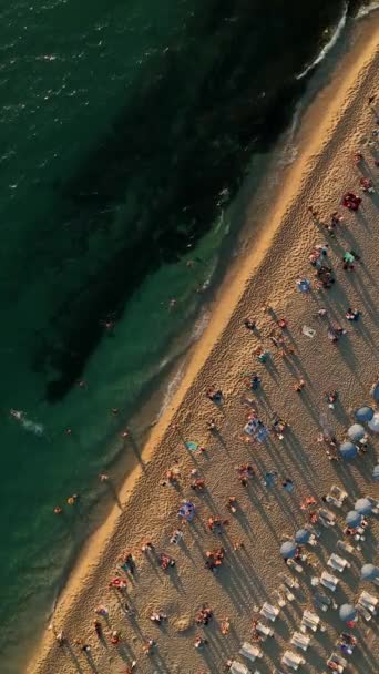 Personas Tomando Sol Playa Vacaciones Turquía Mar Mediterráneo — Vídeo de stock