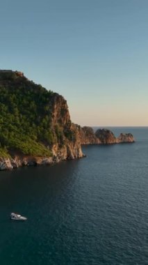İnsanlar plajda güneşleniyor, Türkiye 'de tatiller Akdeniz' de.