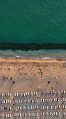 İnsanlar plajda güneşleniyor, Türkiye 'de tatiller Akdeniz' de.