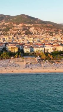 İnsanlar plajda güneşleniyor, Türkiye 'de tatiller Akdeniz' de.