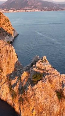 Dikey video yaz titreşimleri. Alanya Kalesi.