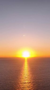 Bulutlu deniz günbatımı Güneşte uçuyor