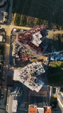 İnşaat alanlarında çalışmak, ön cephe işi, fayans yapımı, beton çatı