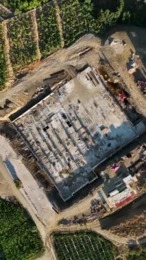 İnşaat alanlarında çalışmak, ön cephe işi, fayans yapımı, beton çatı