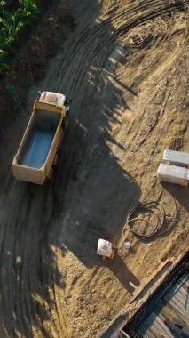 Makine, toprağı obje inşa kavramına taşır.