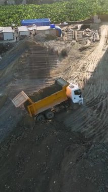 Makine, toprağı obje inşa kavramına taşır.